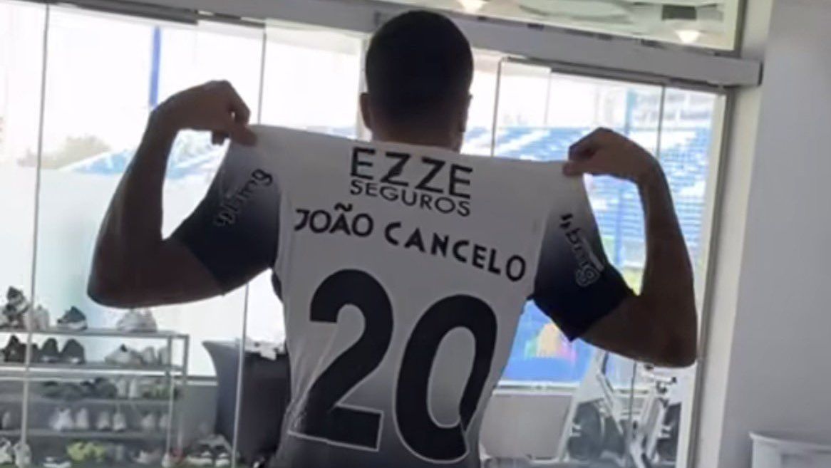 João Cancelo foi registrado usando a camisa do Corinthians