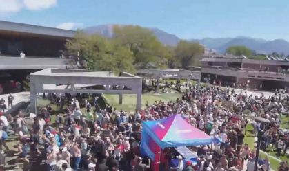 Veja momento em que multidão corre após influenciador trumpista ser baleado