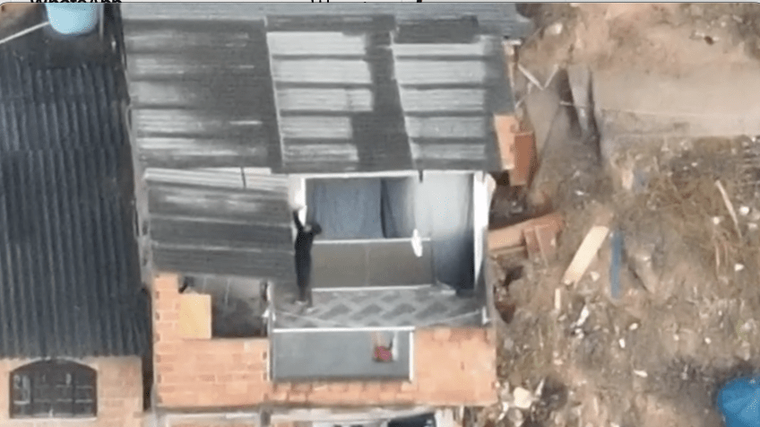 Flagrante de homem lançando saco com drogas durante ação, segundo MPRJ • Reprodução