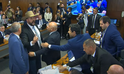 Discussão entre Zé Trovão e advogado de "Careca do INSS" suspende sessão
