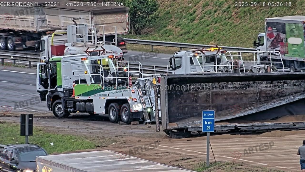 Acidente com carreta que carregava soja no Rodoanel Mario Covas