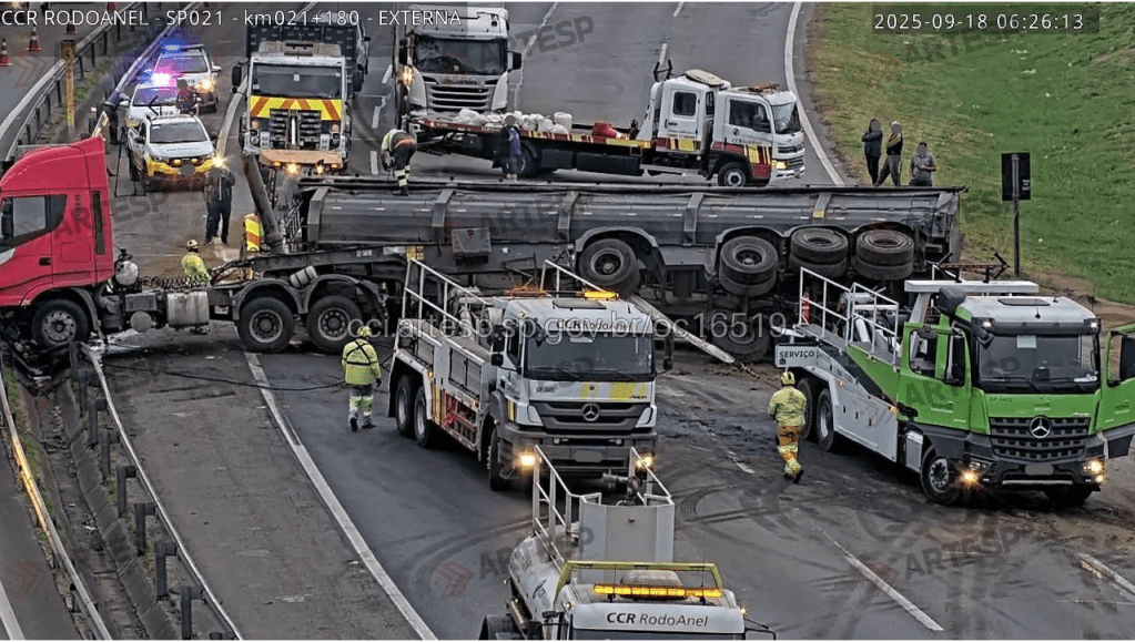 Acidente com carreta que carregava soja no Rodoanel Mario Covas