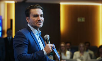 Ministro do Turismo negocia licença com partido para se manter no cargo