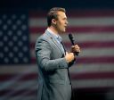 Funeral de Charlie Kirk reunirá até 100 mil neste domingo; veja detalhes