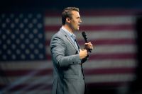 Funeral de Charlie Kirk reunirá até 100 mil neste domingo; veja detalhes