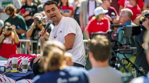 Charlie Kirk falava com alunos na Universidade Utah Valley quando foi baleado