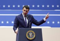 Morre influenciador Charlie Kirk após ataque a tiros