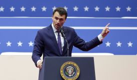 Morre influenciador Charlie Kirk após ataque a tiros
