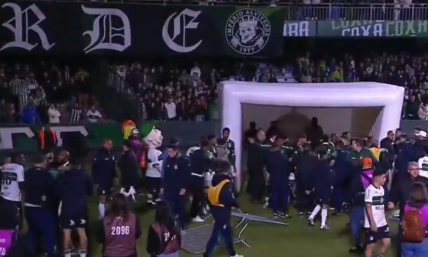 Confusão generalizada em Coritiba x Goias, pela Série B