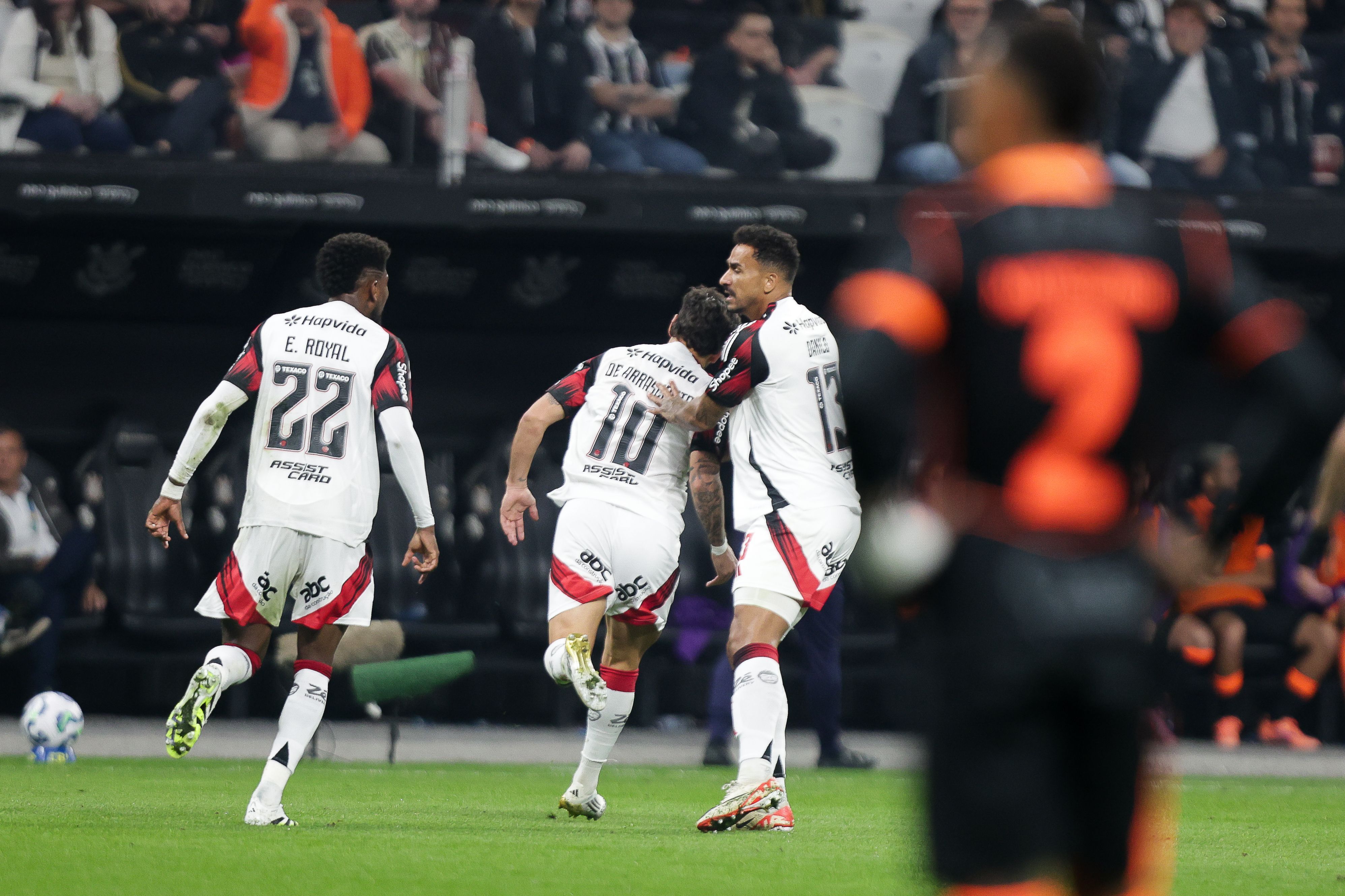 Flamengo vence o Corinthians na Neo Química Arena
