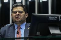 Alcolumbre critica Eduardo nos EUA e diz que tarifas atrapalham o Brasil