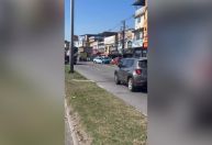 Mulher é encontrada morta em carro com granada após tiroteio no Rio