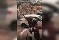 Vídeo: homens roubam celulares e trocam tiros em condomínio de SP