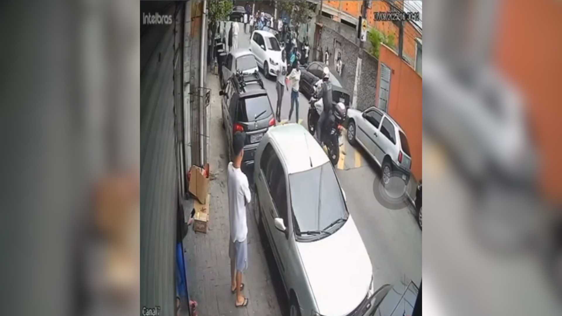 Imagem de destaque do post: Vídeo: PM é agredido e atira contra moradores durante abordagem em SP