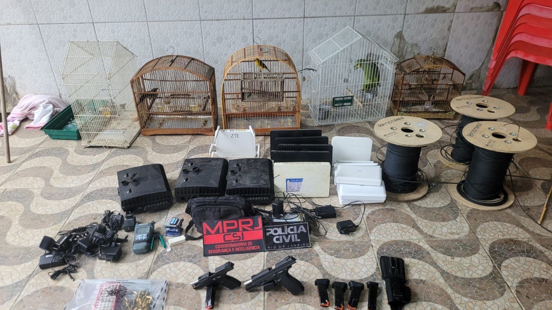 Material apreendido durante a operação integrada do MPRJ com a Polícia Civil do RJ • Reprodução