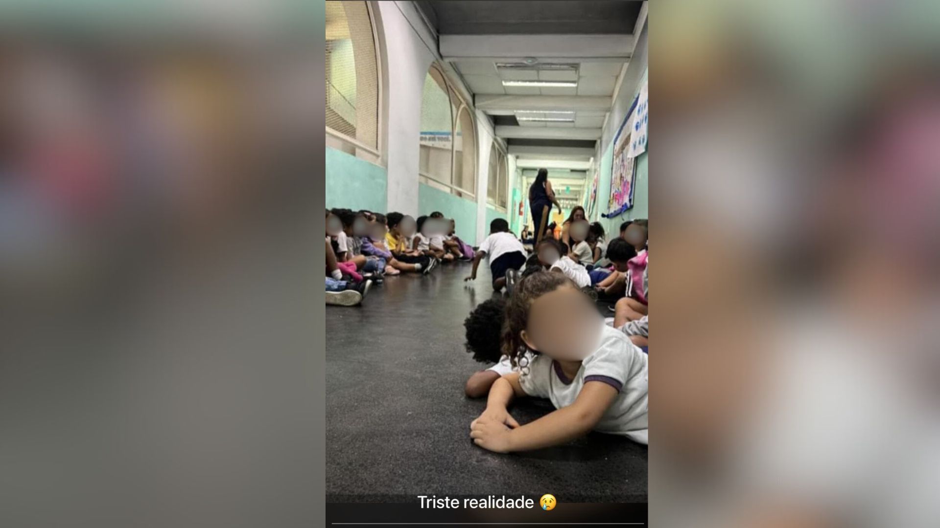 Criança deitam no chão durante tiroteio na Vila Aliança • Reprodução/Redes Sociais