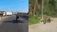 Vídeo: Dupla em moto cai durante fuga da PRF no RJ