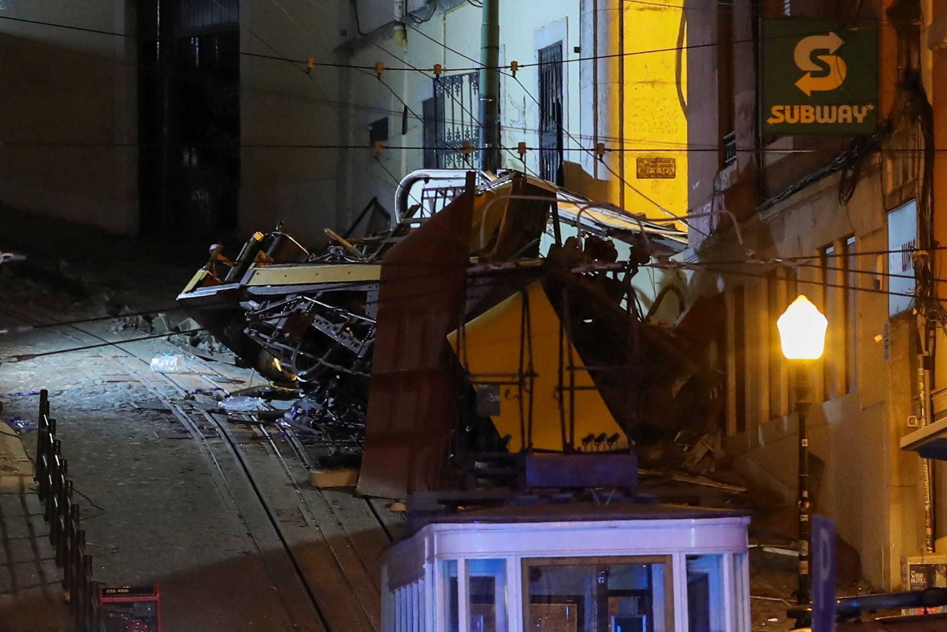 Destroços do vagão do Elevador da Glória que descarrilou, em Lisboa, Portugal