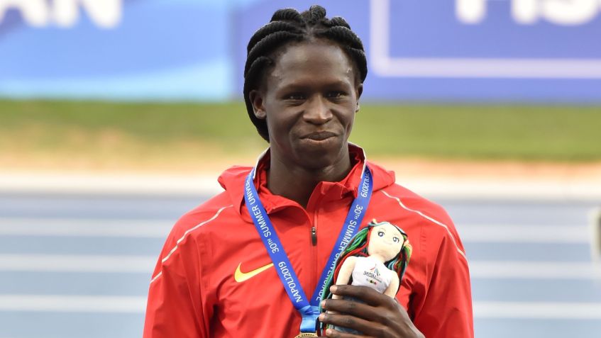 A corredora Docus Ajok, de Uganda, ao conquistar a medalha de bronze nos 800 metros da Universíade de Verão, na Itália, em 2019 • Ivan Romano/Getty Images