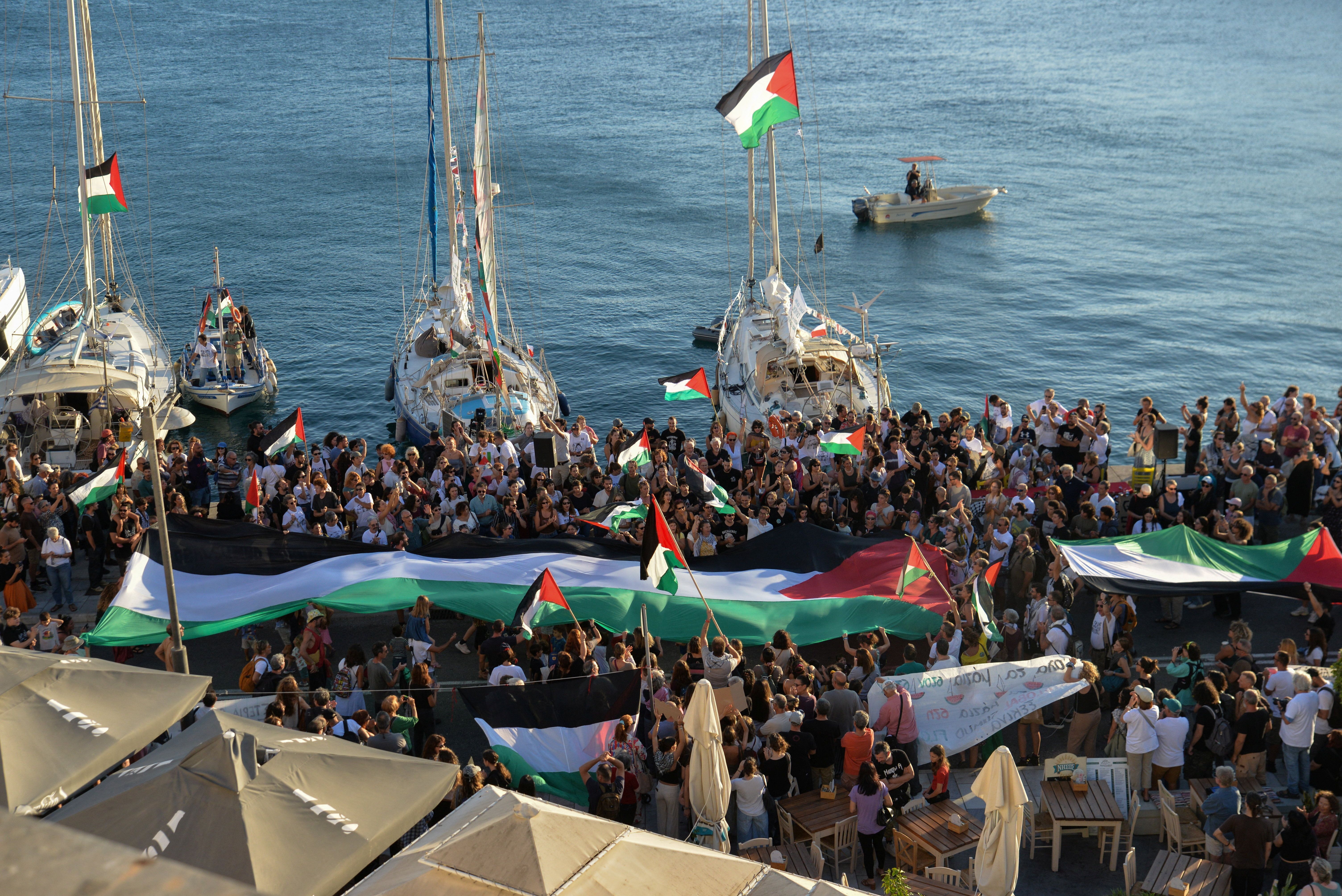 Dois barcos da Global Sumud Flotilla deixam ilha grega com direção a Gaza