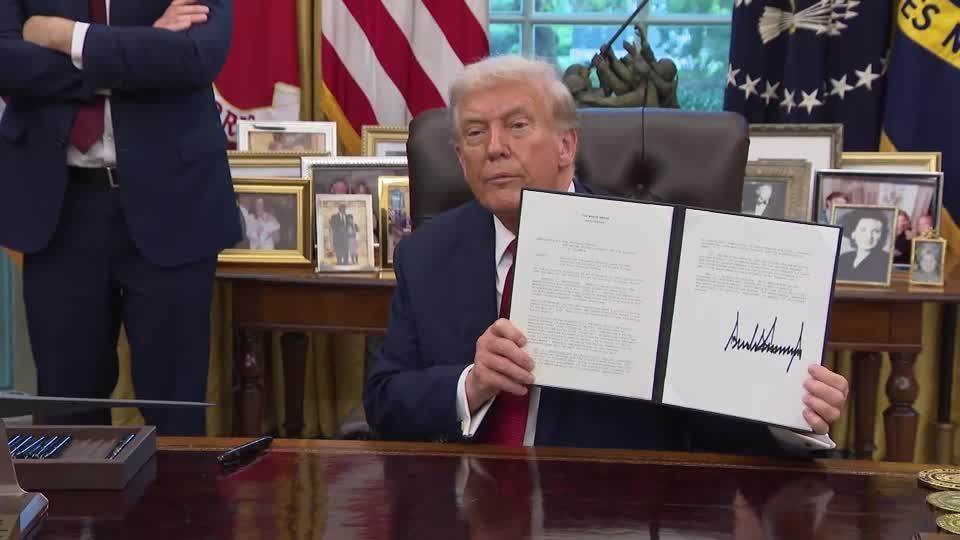 Donald Trump assina decreto no Salão Oval da Casa Branca