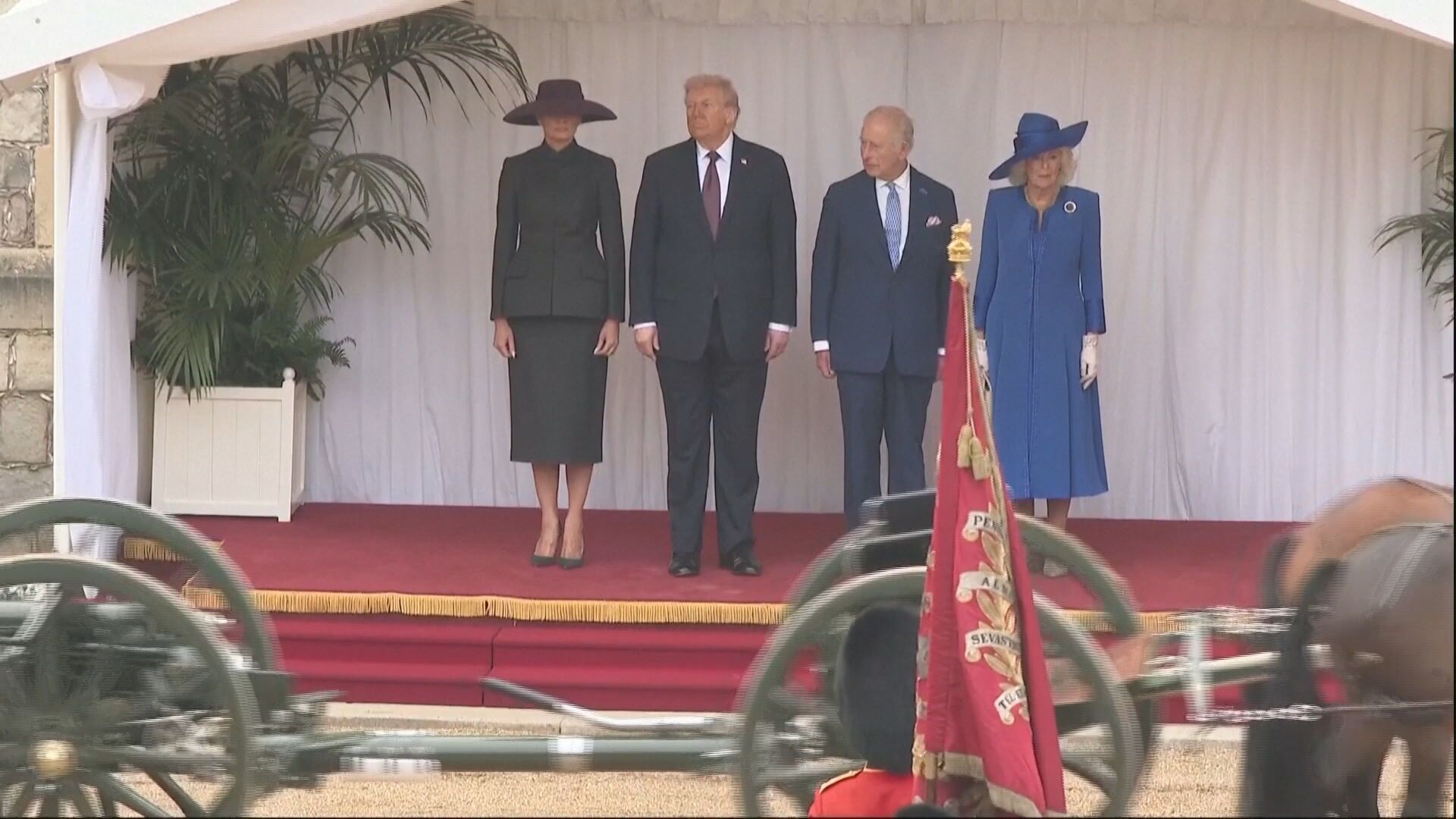 Donald Trump e Melania Trump junto com o rei Charles e a rainha Camilla