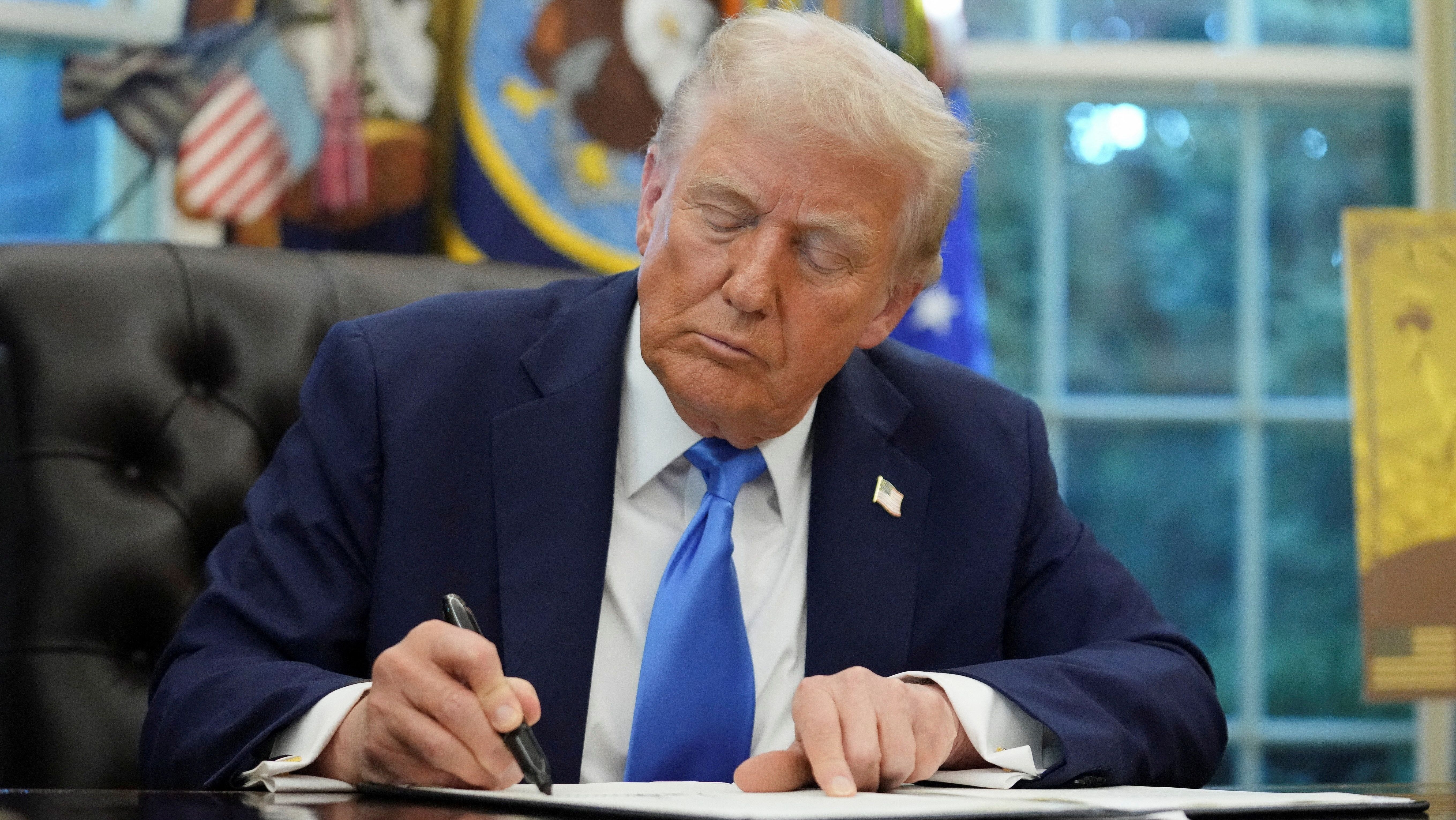 Pesidente dos EUA, Donald Trump, assina decreto no Salão Oval da Casa Branca, em Washington