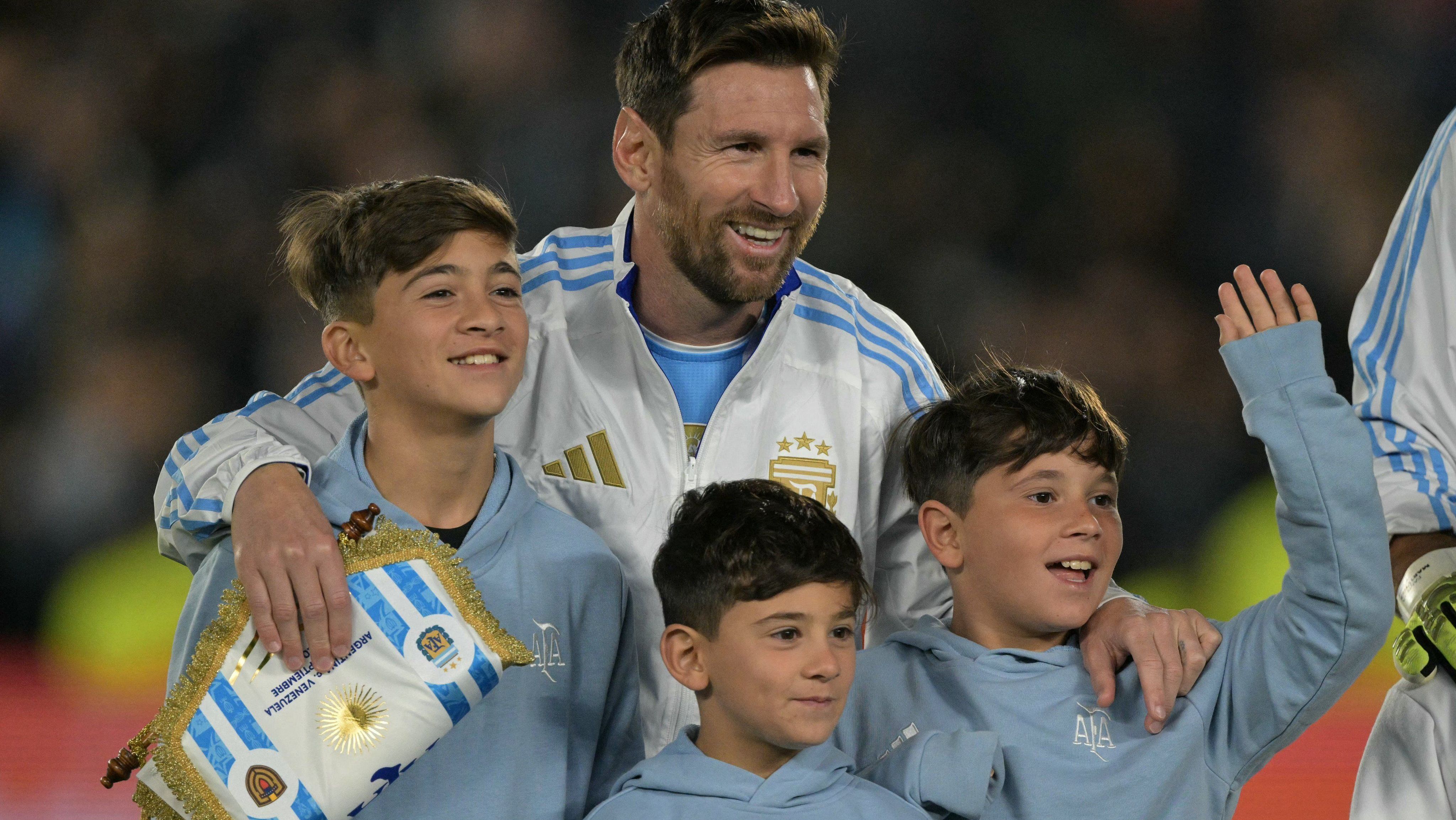 Pela penúltima rodada das Eliminatórias Sul-Americanas, Messi entrou em campo com os filhos