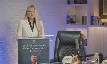 Viúva de Kirk é eleita CEO da Turning Point USA, grupo criado pelo marido