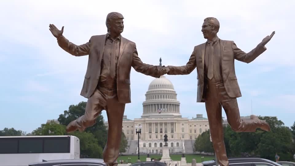 Estátua de Trump e Epstein de mãos dadas surge em Washington nos Estados Unidos