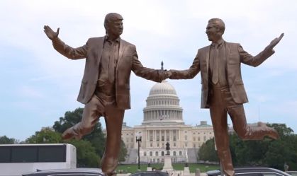 Estátua de Trump de mãos dadas com Jeffrey Epstein surge em Washington