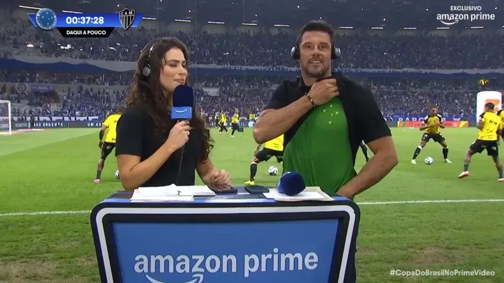 Fabricio exibe camisa do Cruzeiro em transmissão do Prime Video