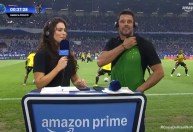 Comentarista exibe camisa do Cruzeiro em transmissão da Copa do Brasil