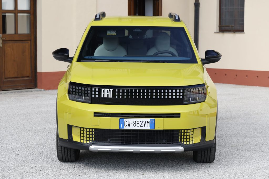 Fiat Argo 2027 será o nome do Grande Panda no Brasil; entenda