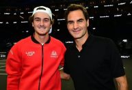 João Fonseca realiza sonho ao conhecer Roger Federer antes da Laver Cup