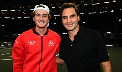 João Fonseca realiza sonho ao conhecer Roger Federer antes da Laver Cup