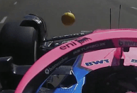 F1: Fruta atinge carros de Colapinto e Alonso durante prova; veja