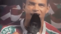 Em vestiário, jovem chuta, cospe em fotos e xinga jogadores do Fluminense