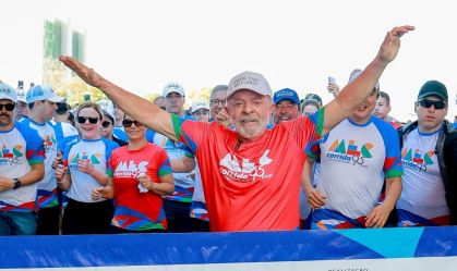 Lula participa de evento em Brasília: "Esta é a caminhada da soberania"