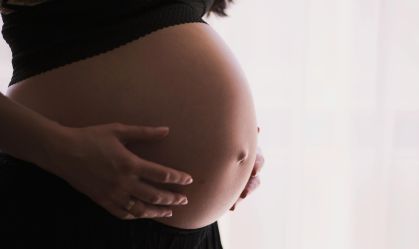 Falsa grávida pede dinheiro para cesárea ao vivo em rádio no Paraná