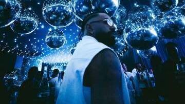 Com Neymar e astro da NFL, Gabigol abre álbum de fotos de festa