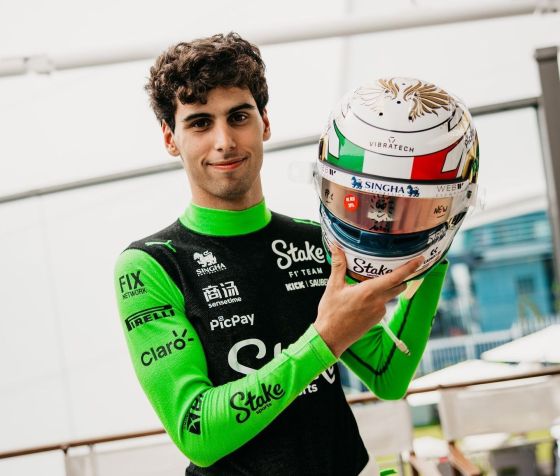 Gabriel Bortoleto com capacete especial para o GP da Itália • Divulgação/Sauber