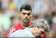 Brazão, do Santos, manda recado após pancada na cabeça e desmaio