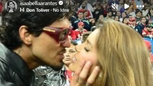 Gabriel Medina e Isabella Arantes se beijam durante jogo da NFL