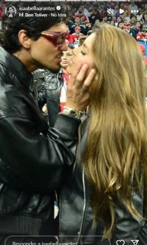 Gabriel Medina e Isabella Arantes se beijam durante jogo da NFL • Reprodução/Instagram