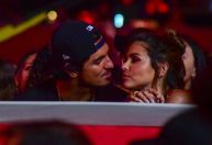 Gabriel Medina e namorada trocam beijão em show de Jorge & Mateus; veja