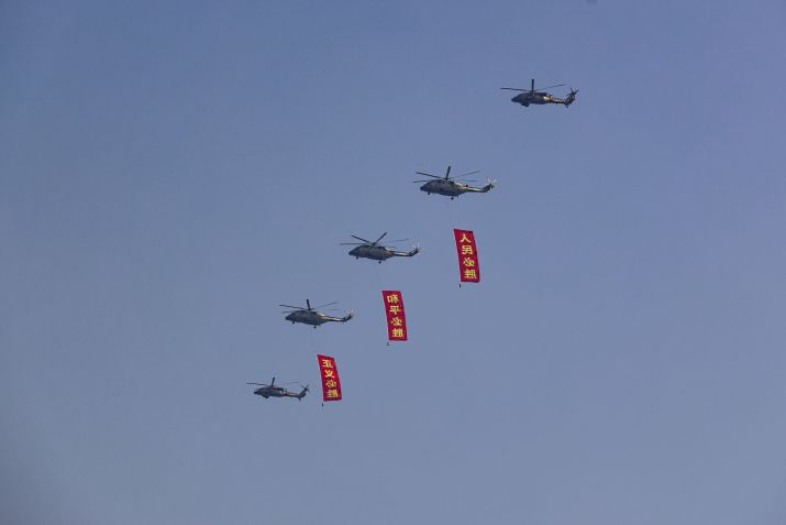 Helicópteros da Força Aérea do Exército de Libertação Popular da China voam em formação durante desfile militar que marca o 80º aniversário da vitória sobre o Japão e o fim da Segunda Guerra Mundial em Pequim, China. • Fred Lee/Getty Images