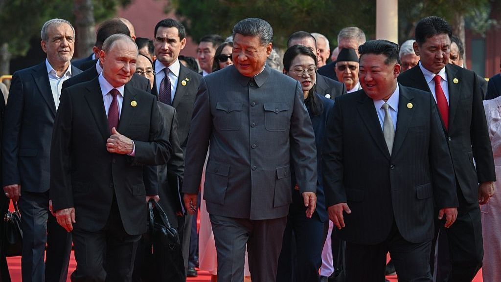 Presidente da China, Xi Jinping (centro), o líder da Coreia do Norte, Kim Jong-un (dir.), e o presidente da Rússia, Vladimir Putin (esq.), chegam para uma recepção no Grande Salão do Povo, após um desfile militar que marcou o 80º aniversário da vitória sobre o Japão e o fim da Segunda Guerra Mundial, em Pequim, em 3 de setembro de 2025