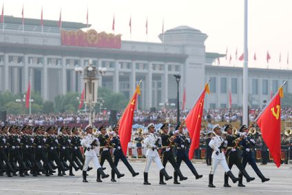 Soldados no desfile militar que marca o 80º aniversário da vitória sobre o Japão e o fim da Segunda Guerra Mundial, na Praça da Paz Celestial, em 3 de setembro de 2025, em Pequim, China.