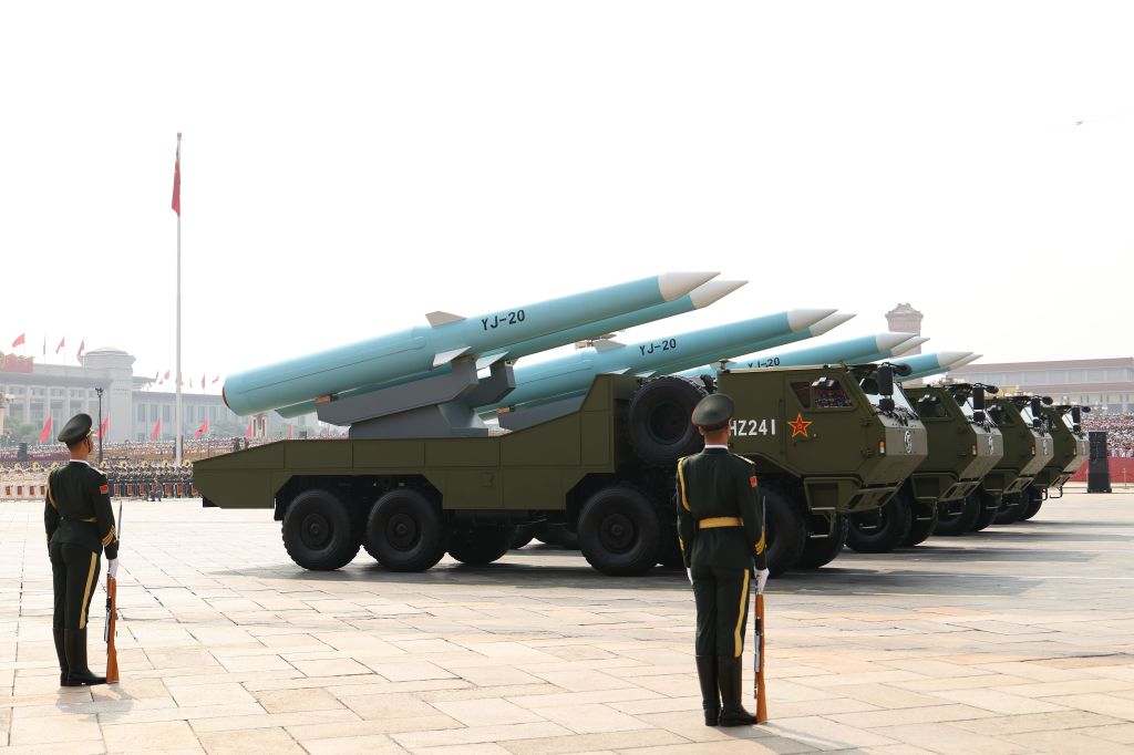 Veículos transportam os mísseis anti navio YJ-20 no desfile militar chinês.